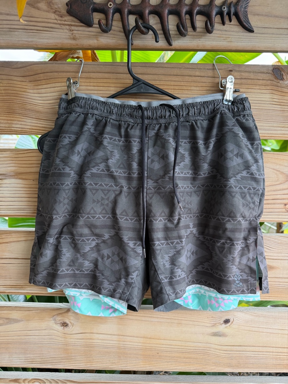 chubbies Men's Gray Aztec-Pattern Swim Hybrids